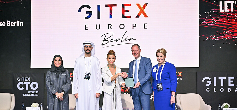 Maryam Almehairi, AVP Government Liaison at Kaoun International; Omar Bin Sultan Al Olama, Minister of State for Artificial Intelligence in the United Arab Emirates; Trixie LohMirmand, CEO KAOUN International; Dr. Mario Tobias, CEO Messe Berlin; Franziska Giffey, Mayor and Senator for Economic Affairs, Energy and Labor.