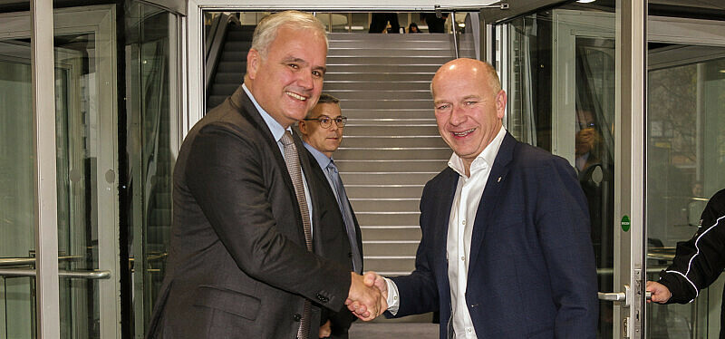 Bayer Management Board member Stefan Oelrich welcomes the Governing Mayor of Berlin, Kai Wegner, in front of Bayer’s pharmaceutical headquarters in Berlin.