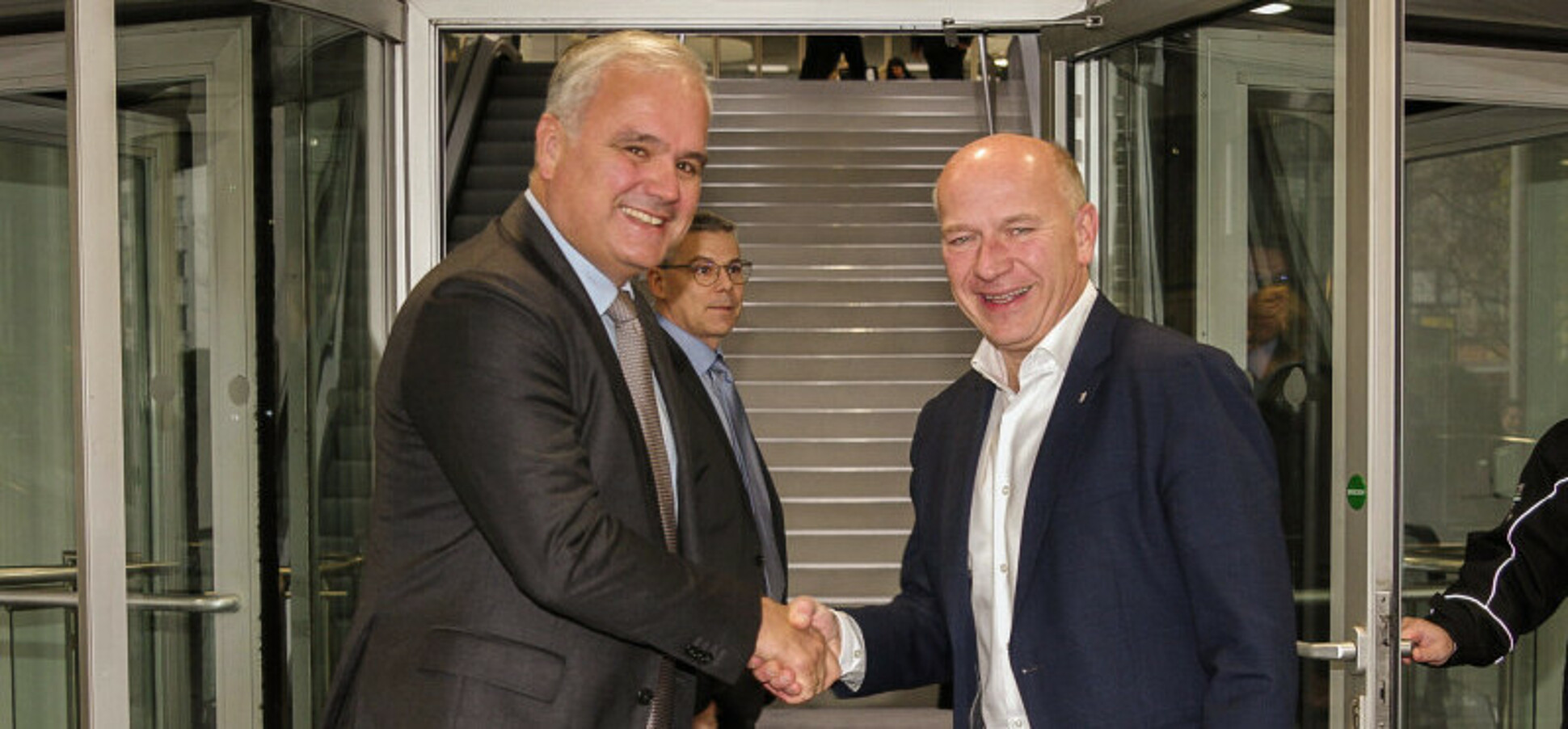 Bayer Management Board member Stefan Oelrich welcomes the Governing Mayor of Berlin, Kai Wegner, in front of Bayer’s pharmaceutical headquarters in Berlin.