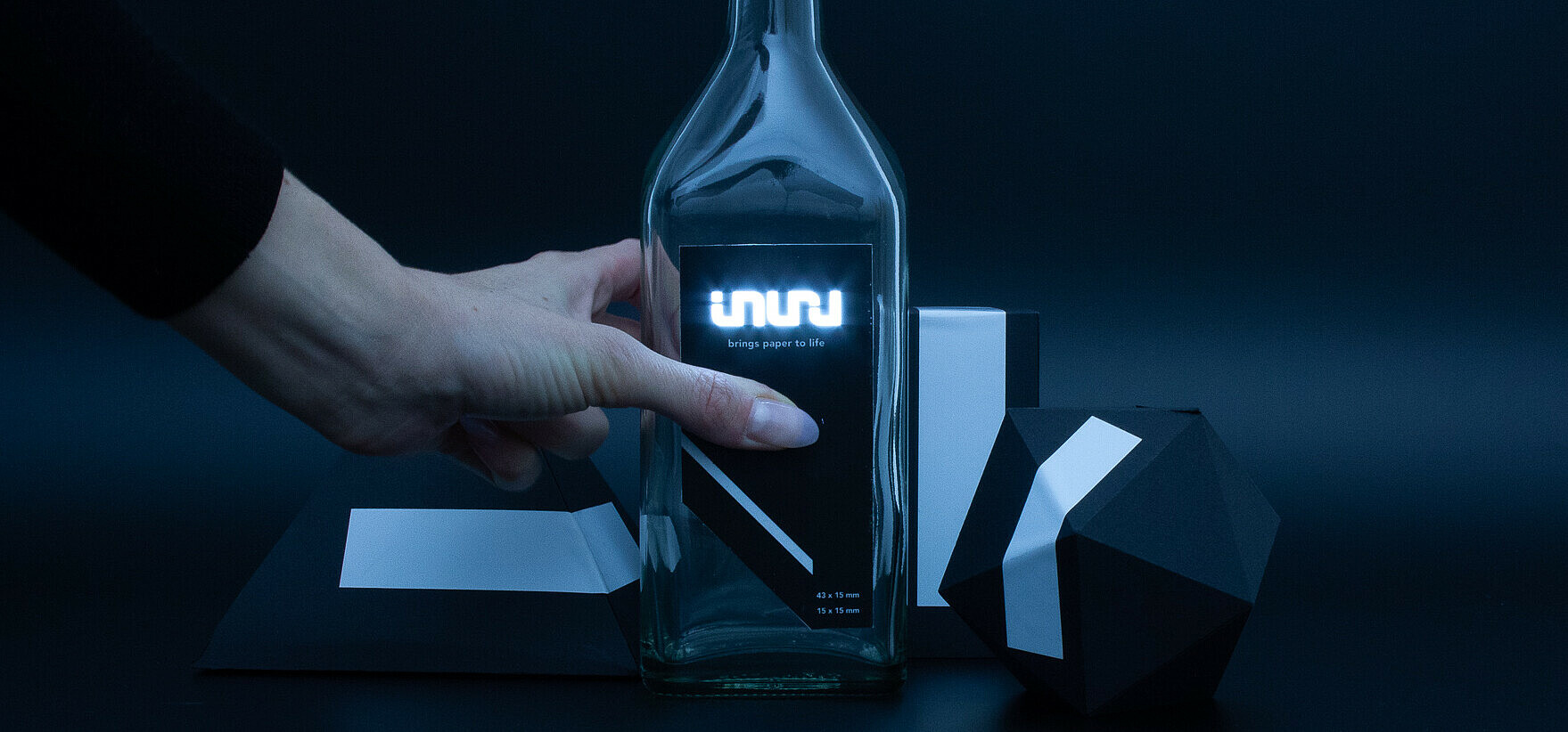 Luminous bottle label from Berlin startup Inuru