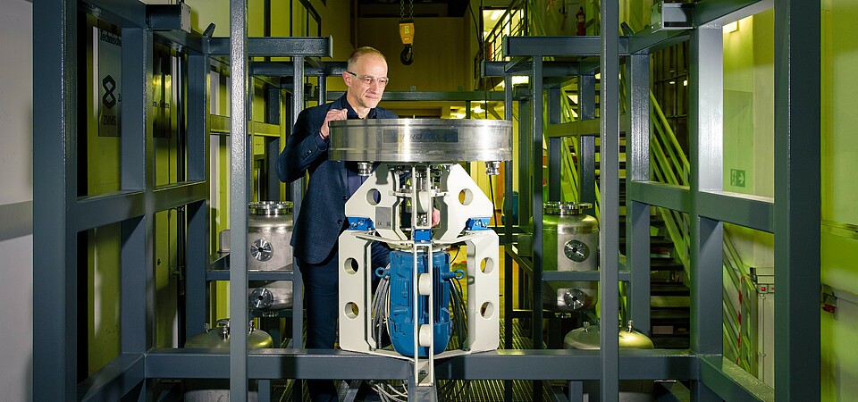 Lower emissions in the cement industry: Prof Dr Jens-Uwe Repke next to part of the pilot plant for CO2 reduction at TU Berlin