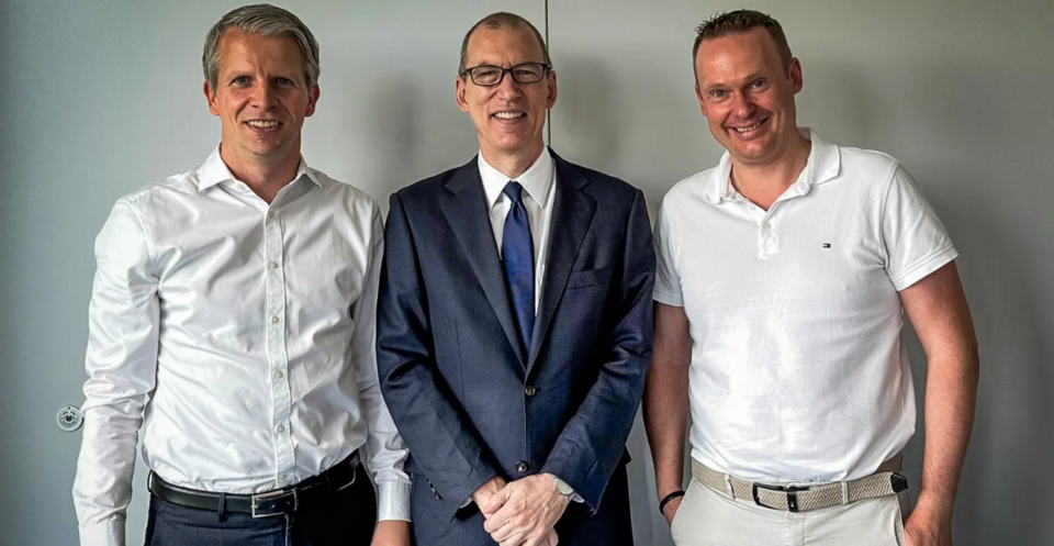 GIGA.GREEN founders Sebastian Schmidt (left) and Wolfgang Röbig (right) with Scott Callon, Chairman of Ichigo Inc.