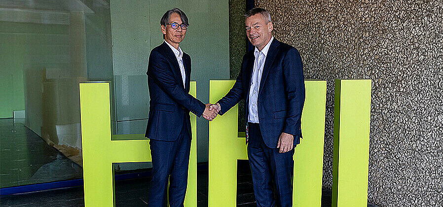 OKI HHI In front of the Fraunhofer HHI headquarters during the visit: Yoichi Kato, Senior Vice President of OKI (left), and Prof. Martin Schell, Executive Director of Fraunhofer HHI (right) |