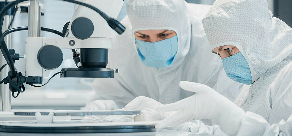 Employees in ASML’s clean room in Berlin – the Dutch company is substantially expanding its Berlin site.